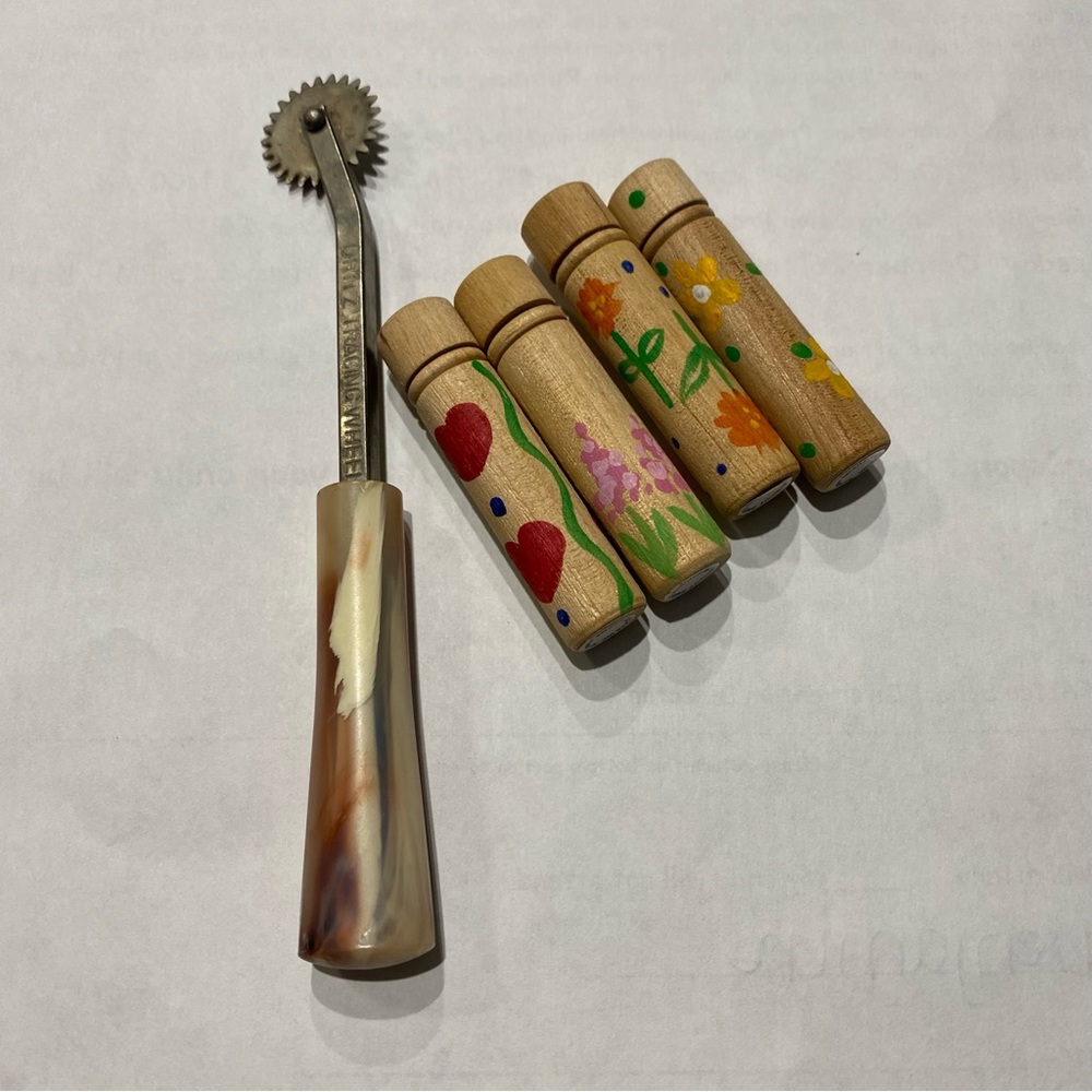 Vintage Dritz Seamstress Tracing Wheel With Bakelite Marbled Handle
